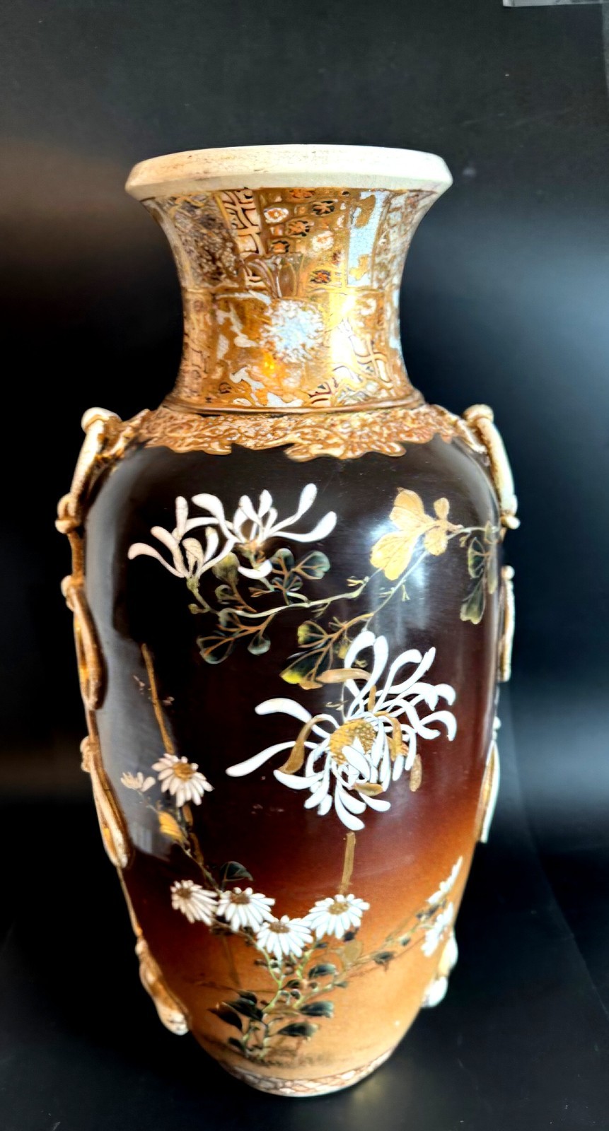 【闇色の地に菊が浮かぶ】薩摩焼 盛上 菊花文 大花瓶 金彩 - 画像 (3)