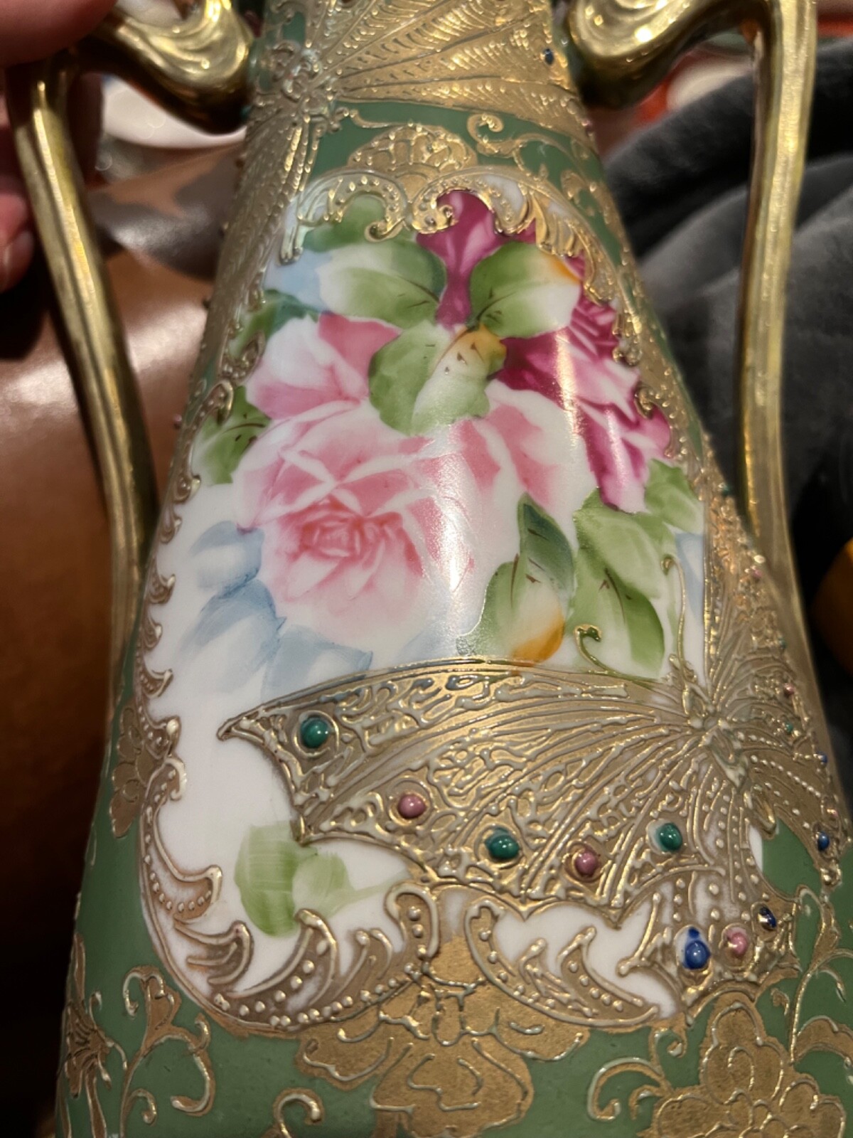 【金の蝶が緑地に降りる】オールドノリタケ 金盛 ジュエル装飾 蝶文 両耳花瓶 - 画像 (2)