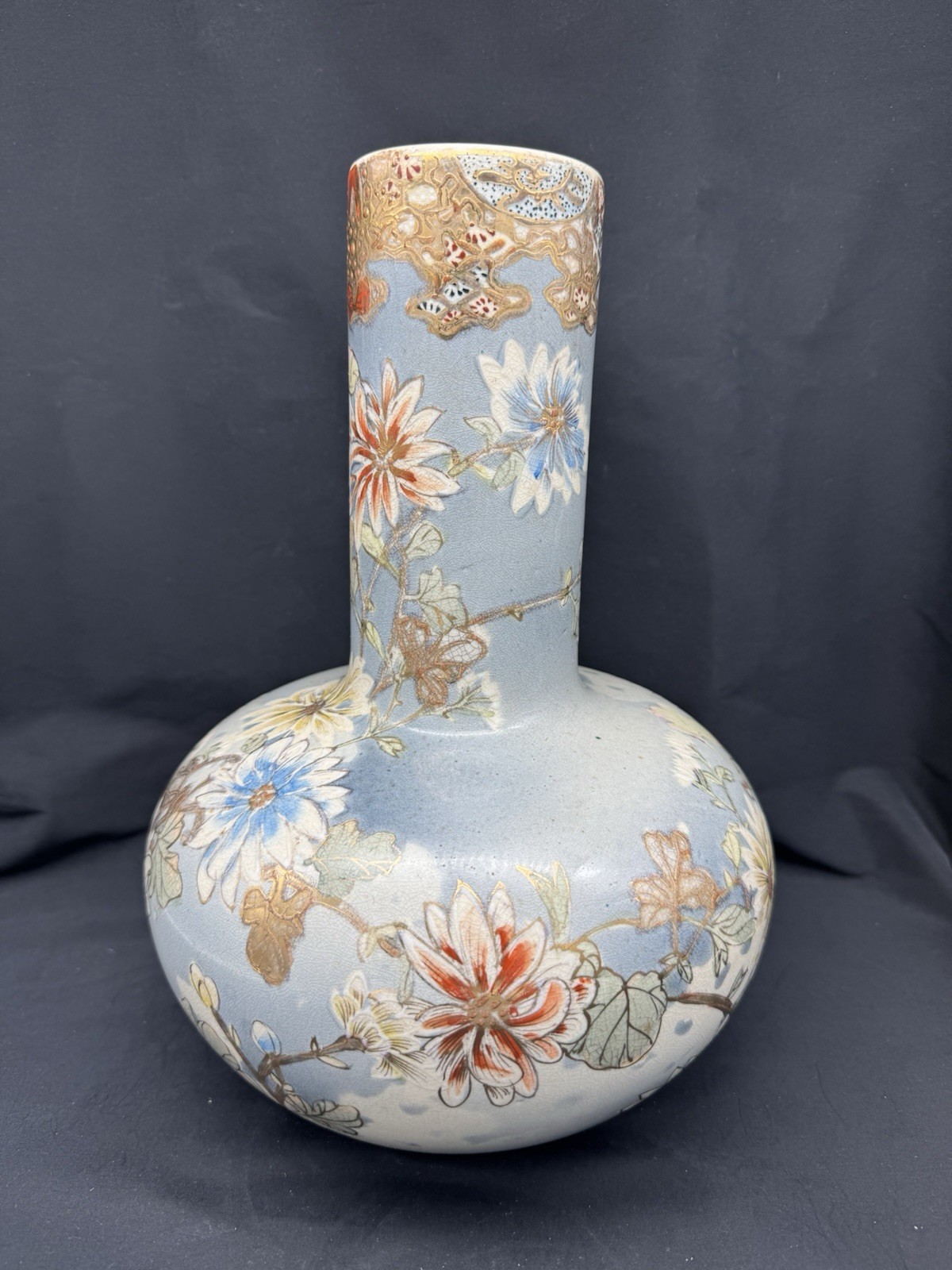 【霞色の地に菊が浮かぶ】薩摩焼 錦光山 盛上 菊花文 花瓶 金彩 - 画像 (2)