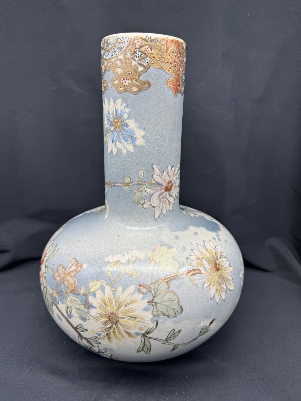 【霞色の地に菊が浮かぶ】薩摩焼 錦光山 盛上 菊花文 花瓶 金彩 - 画像 (3)
