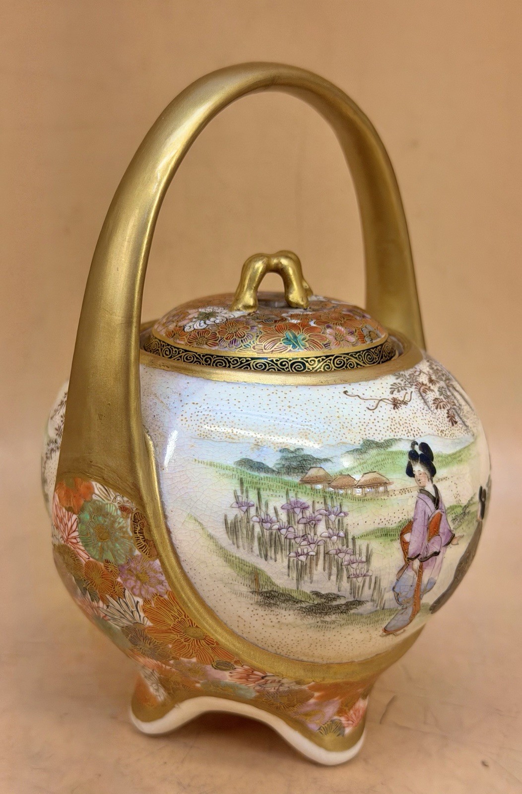 【藤の下をゆく女たち】薩摩焼 錦光山 細密金彩 藤花人物文 手付香炉 - 画像 (2)