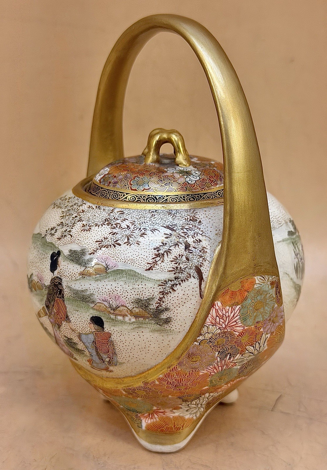 【藤の下をゆく女たち】薩摩焼 錦光山 細密金彩 藤花人物文 手付香炉 - 画像 (3)