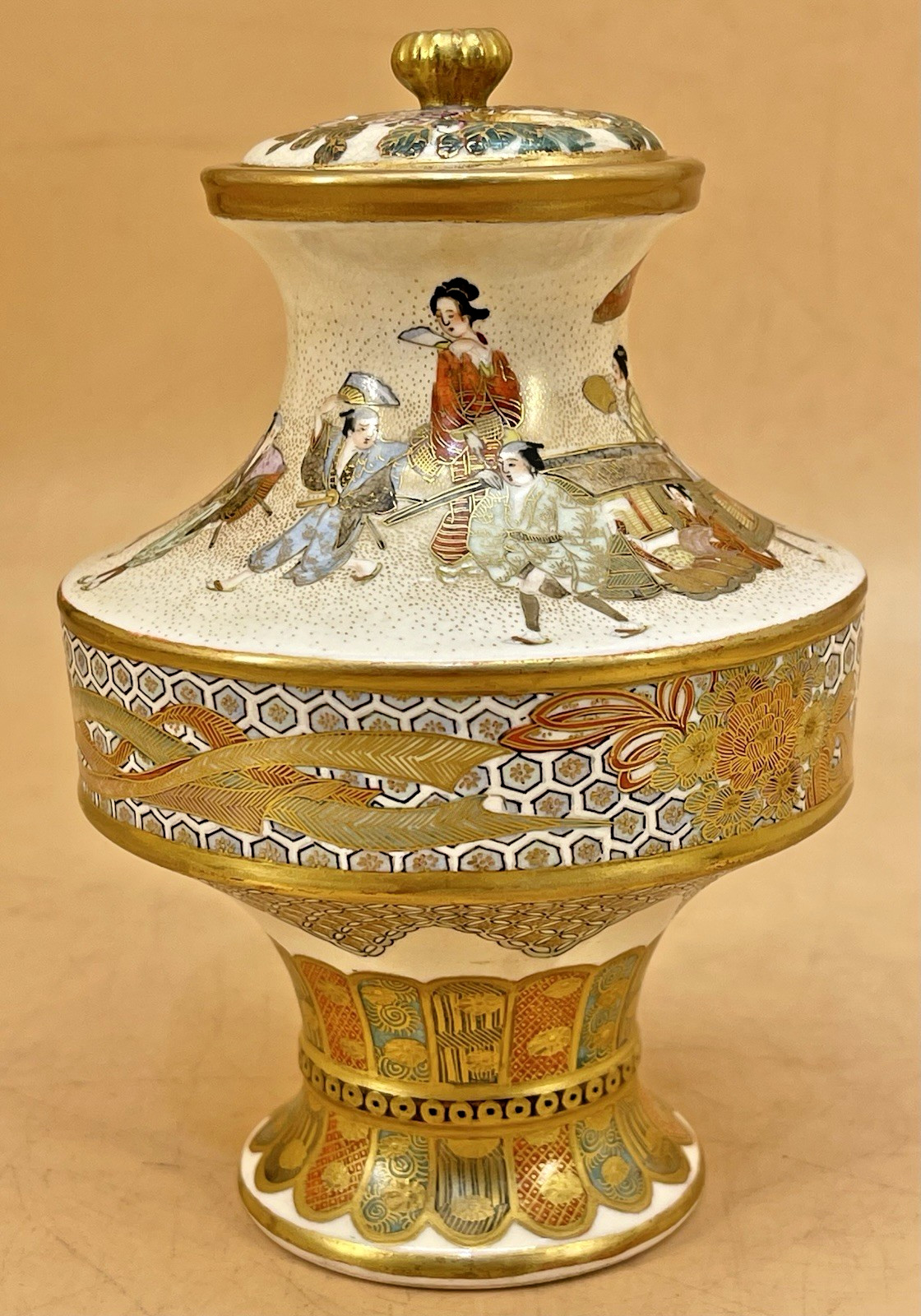 【御所車が絵巻をわたる】薩摩焼 錦光山 細密金彩 御所車人物文 香炉 - 画像 (2)