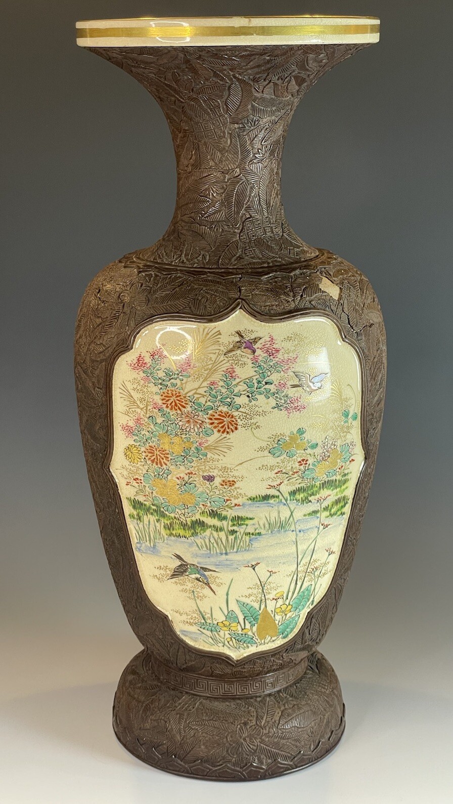 【土の闇にひらく花の窓】薩摩焼 錦光山 ブロンズ釉 花鳥文 花瓶 色絵金彩 - 画像 (2)