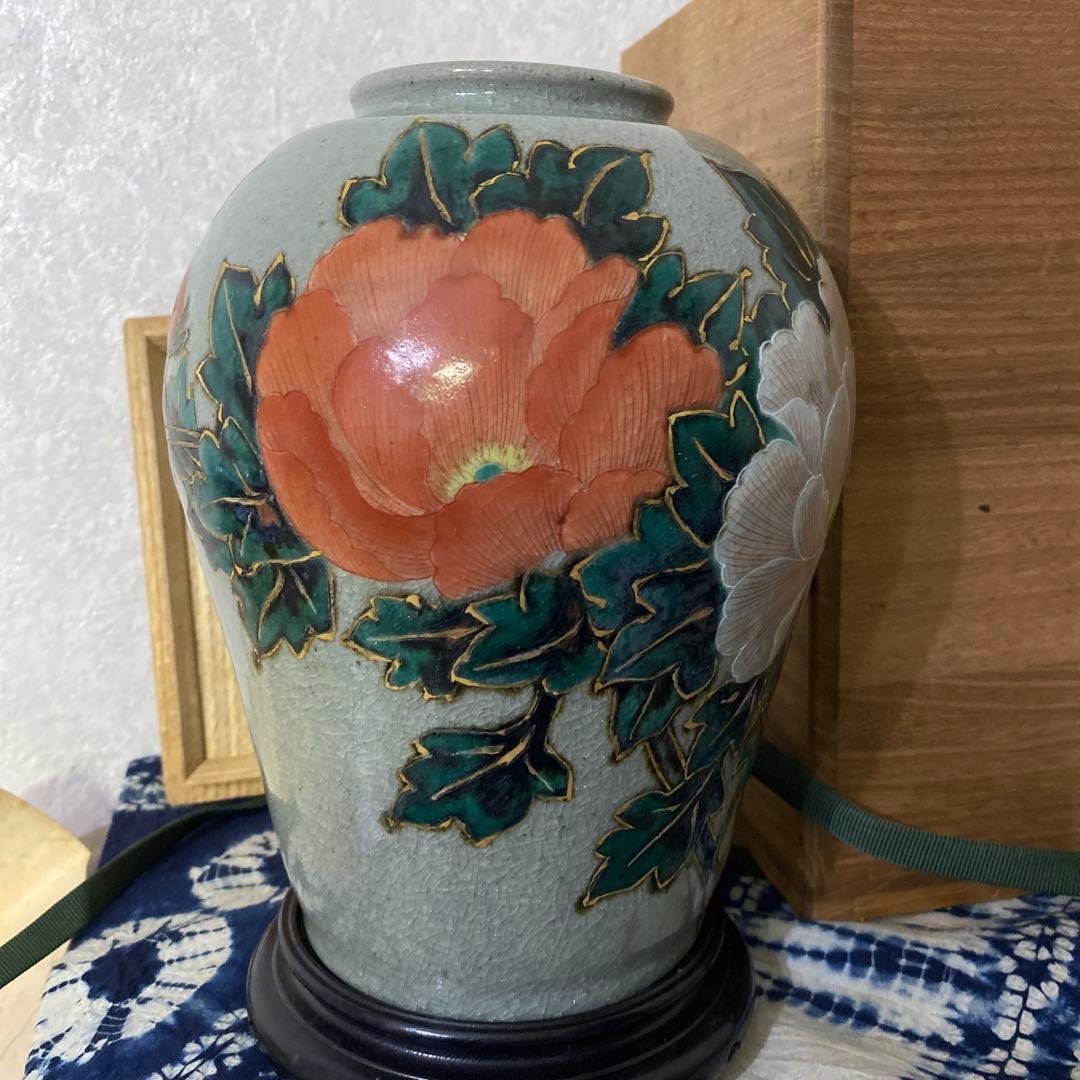 【灰青の地に牡丹がひらく】陶器 色絵金彩 牡丹文 壷 木箱付 - 画像 (3)