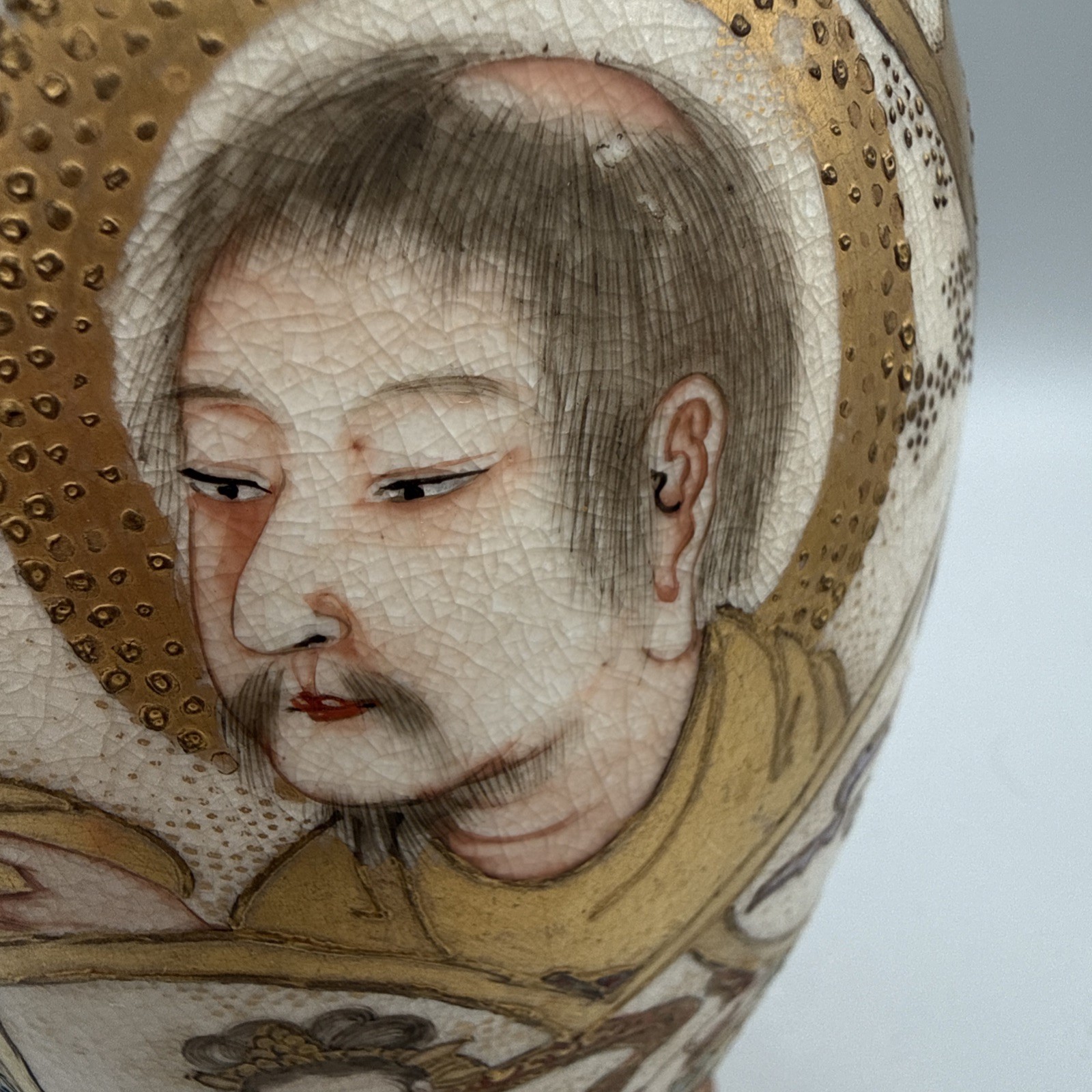 【灯下に浮かぶ姫の面差し】薩摩焼 金盛 人物文 花瓶 色絵金彩 - 画像 (2)
