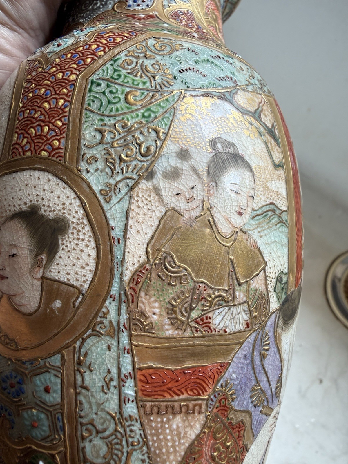 【灯下に浮かぶ姫の面差し】薩摩焼 金盛 人物文 花瓶 色絵金彩 - 画像 (3)