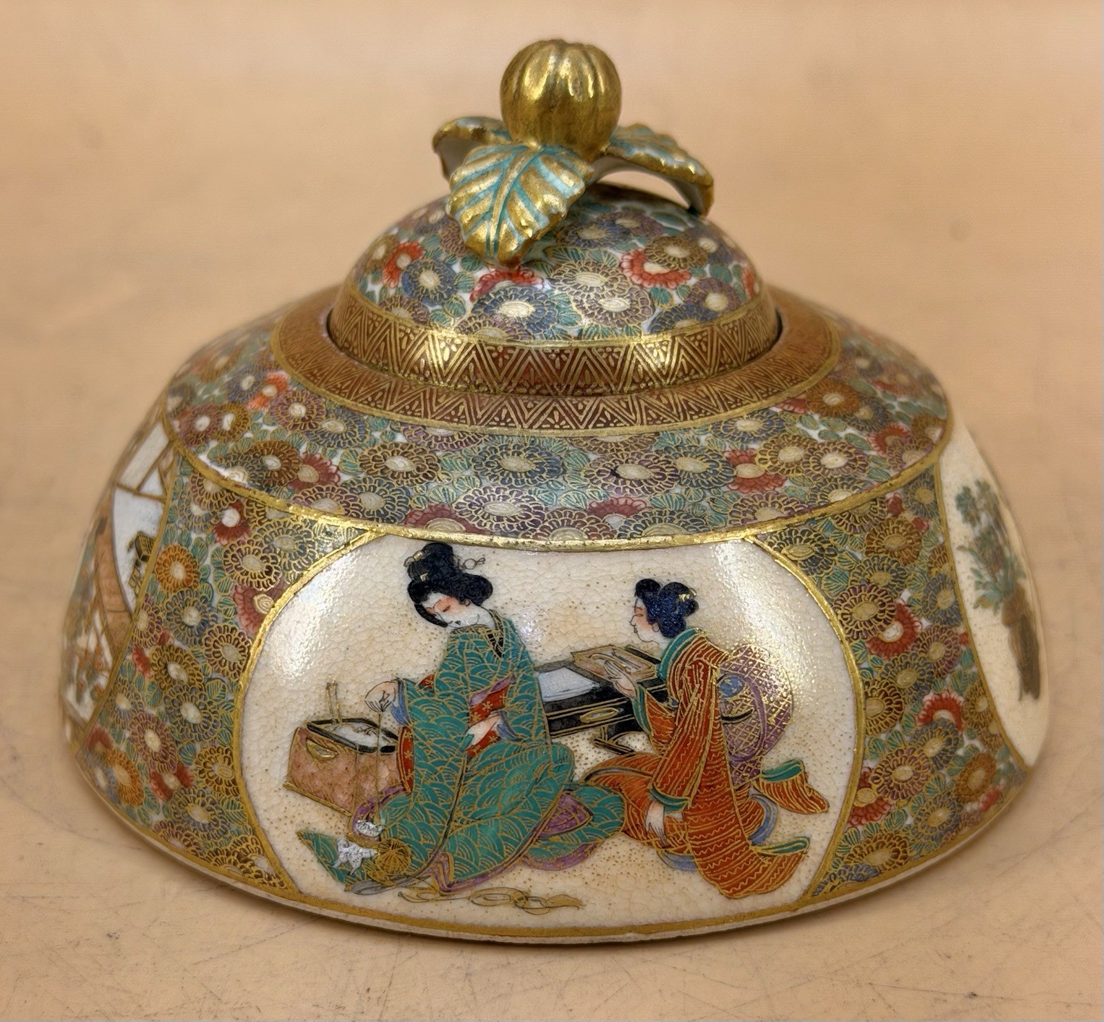 【掌の中で千の花が咲く】薩摩焼 錦光山 細密金彩 人物文 蓋物 - 画像 (3)