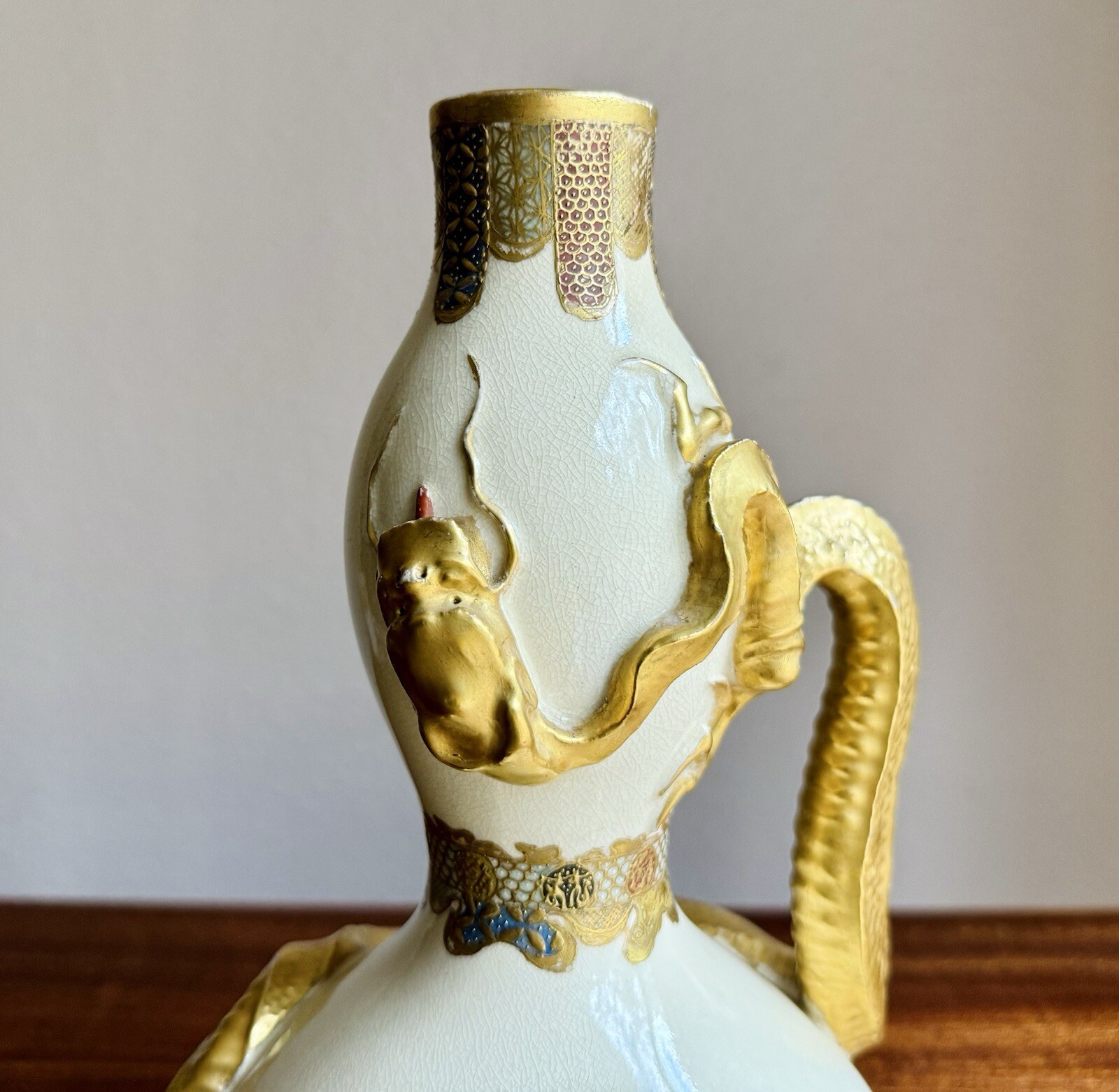 【金の龍が瓢に巻きつく】薩摩焼 錦光山 金彩 貼付龍 瓢形花瓶 - 画像 (3)