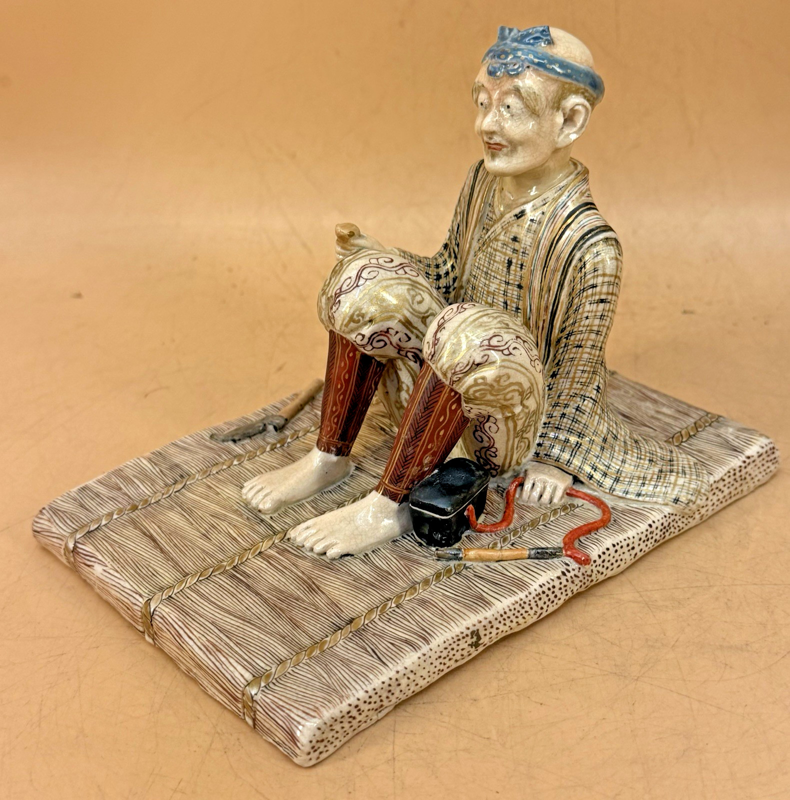 【仕事の手が止まる一瞬】薩摩焼 色絵金彩 人物置物 - 画像 (2)
