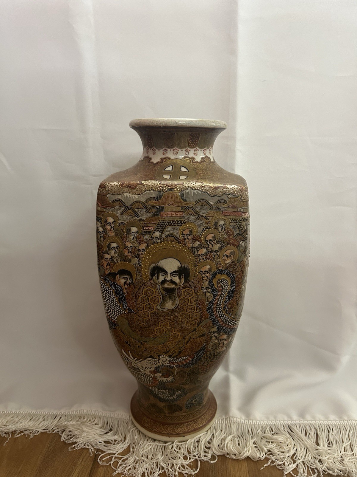 【五百の眼差しが胴をめぐる】薩摩焼 盛上 金彩 羅漢文 龍文 花瓶 - 画像 (3)