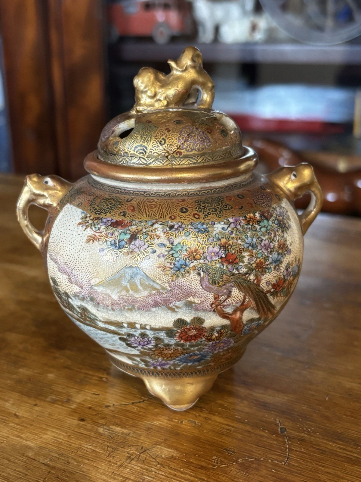 【藤の房の下を鳥が渡る】薩摩焼 細密金彩 藤花文 香炉 - 画像 (3)
