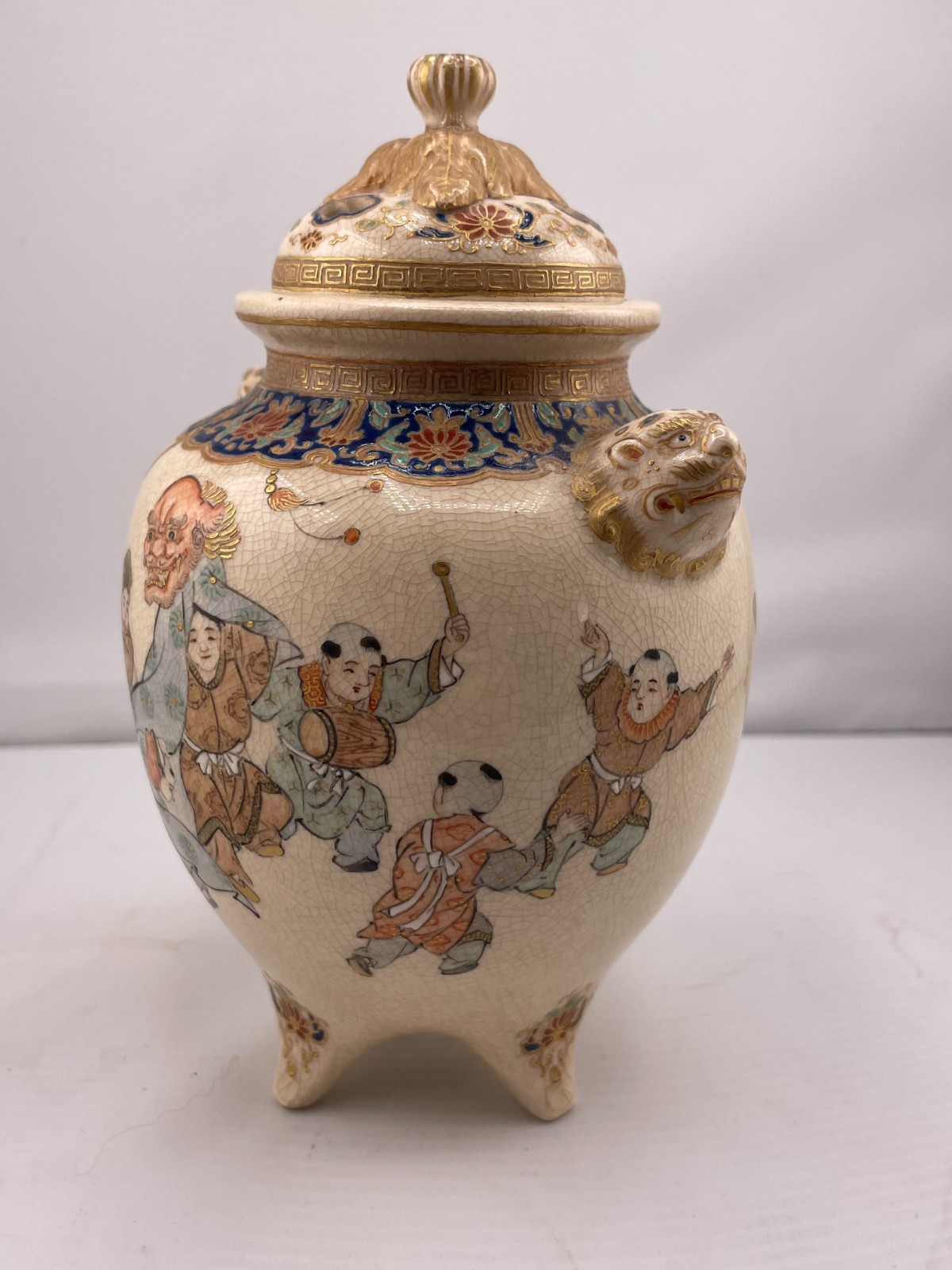 【獅子の耳に囃子が響く】薩摩焼 色絵金彩 人物文 三足 香炉 獅子耳 - 画像 (2)
