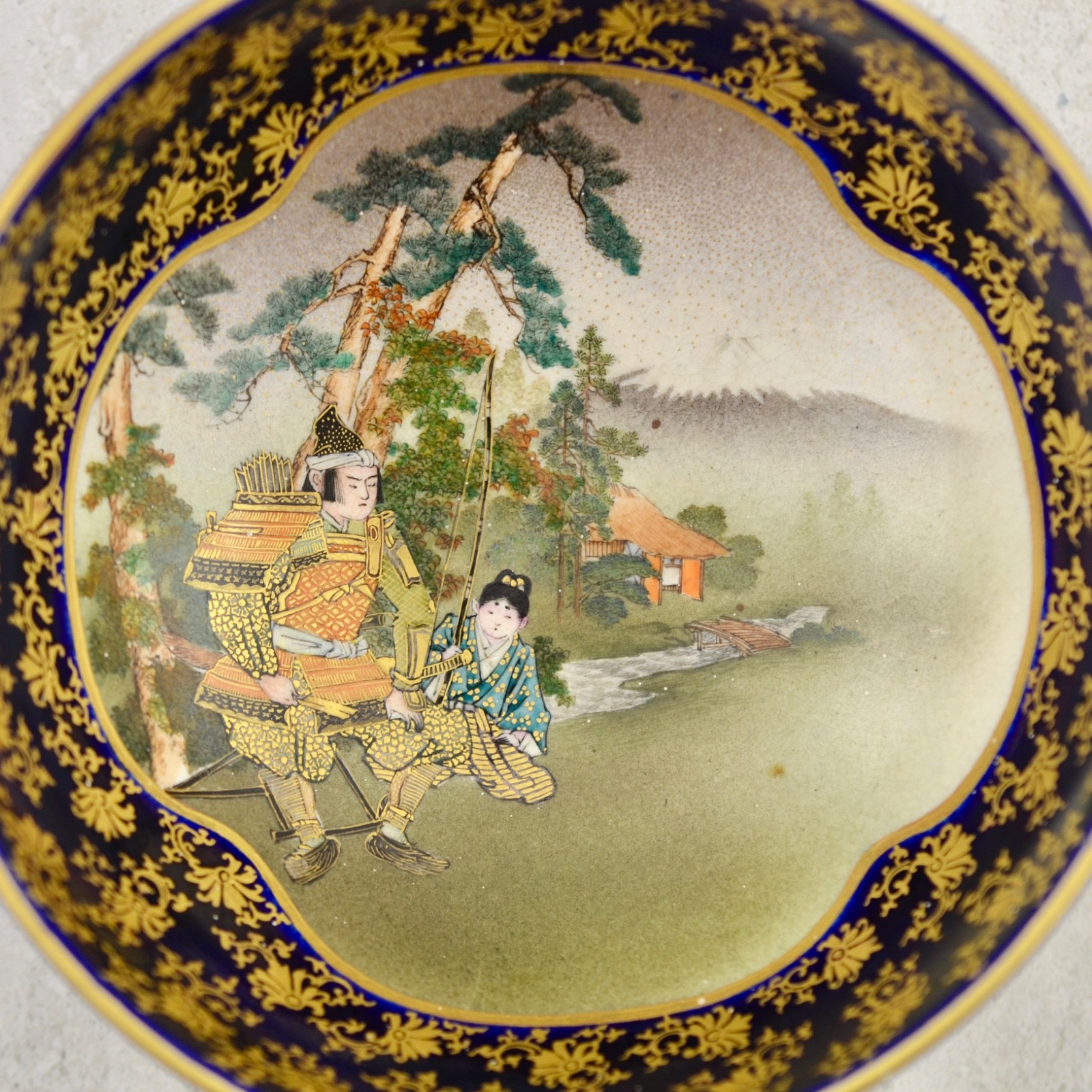 【富士を背に弓を負う】薩摩焼 錦光山 瑠璃地金彩 武者文 飾鉢 - 画像 (2)
