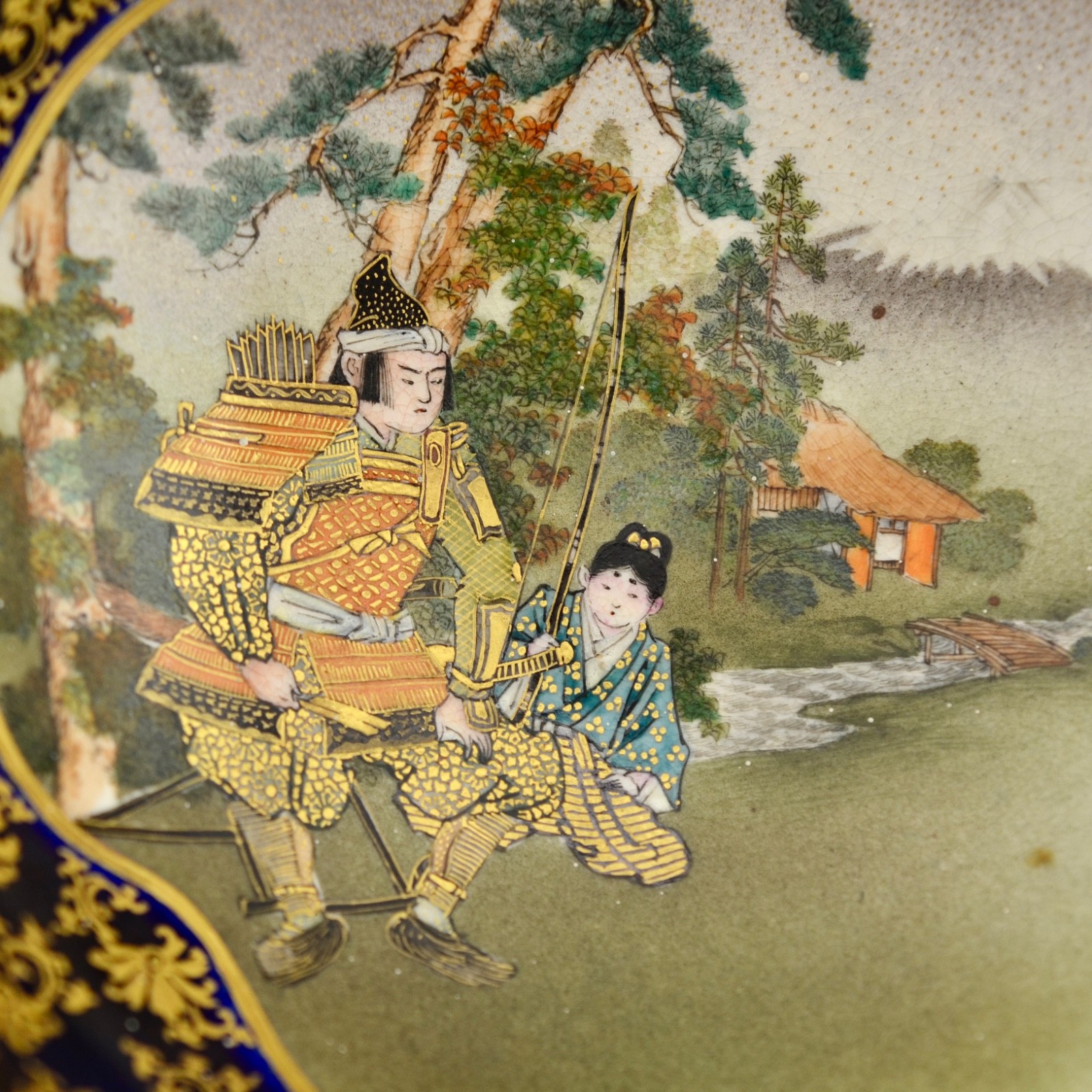 【富士を背に弓を負う】薩摩焼 錦光山 瑠璃地金彩 武者文 飾鉢 - 画像 (3)