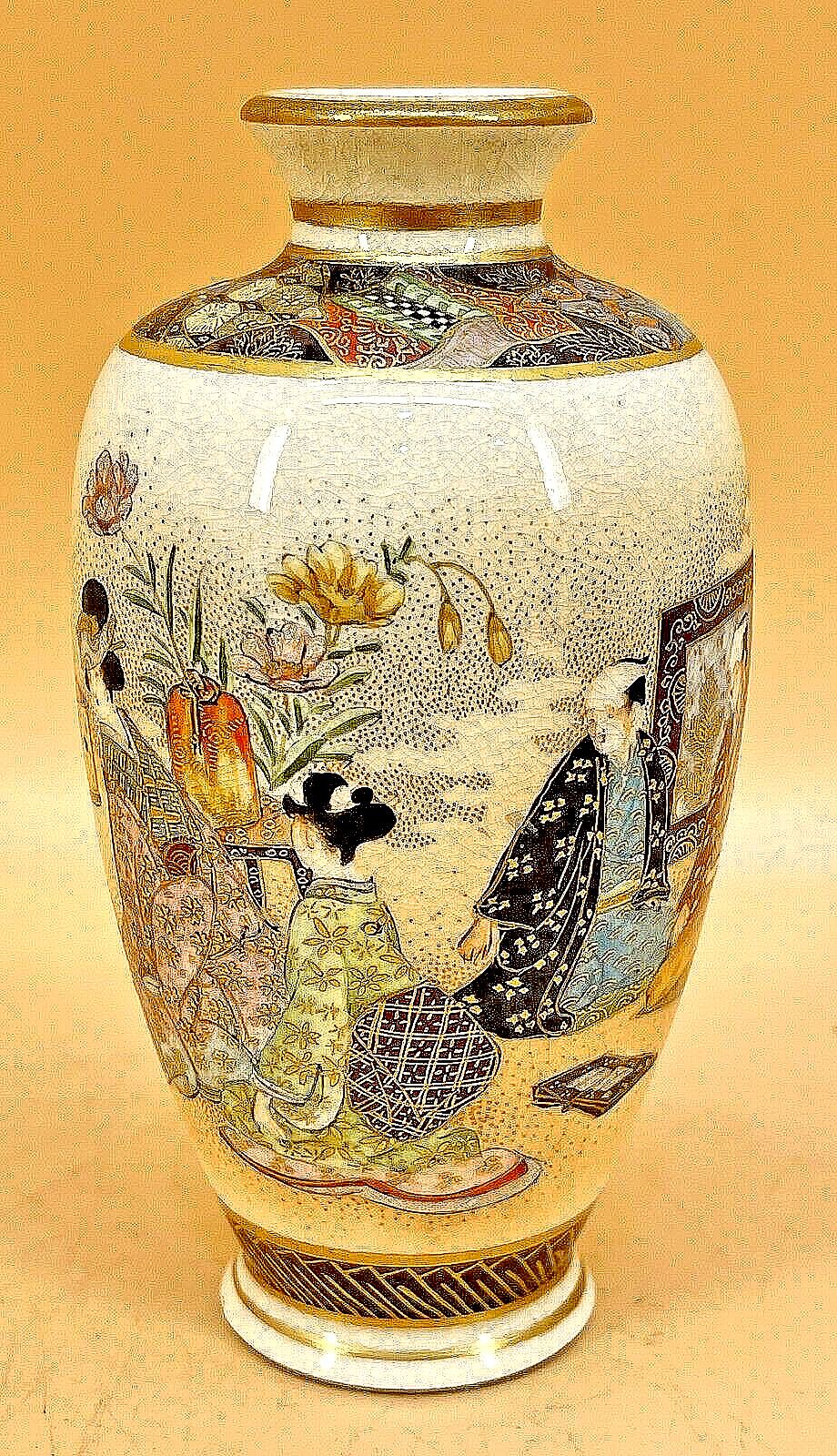 【袖を並べて歩く春の行列】薩摩焼 細密金彩 人物文 花瓶 - 画像 (2)