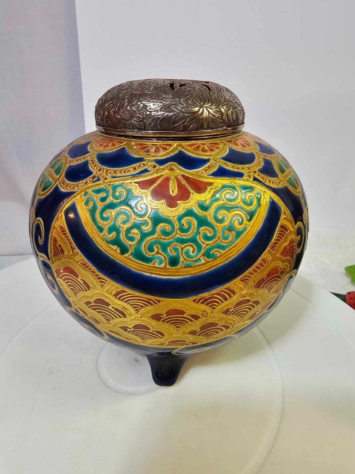 【青海波の上で香が眠る】色絵金彩 青海波 唐草文 三足香炉 金属火屋 - 画像 (2)