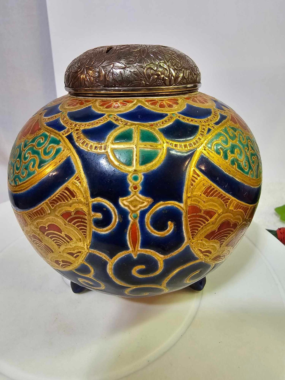 【青海波の上で香が眠る】色絵金彩 青海波 唐草文 三足香炉 金属火屋 - 画像 (3)