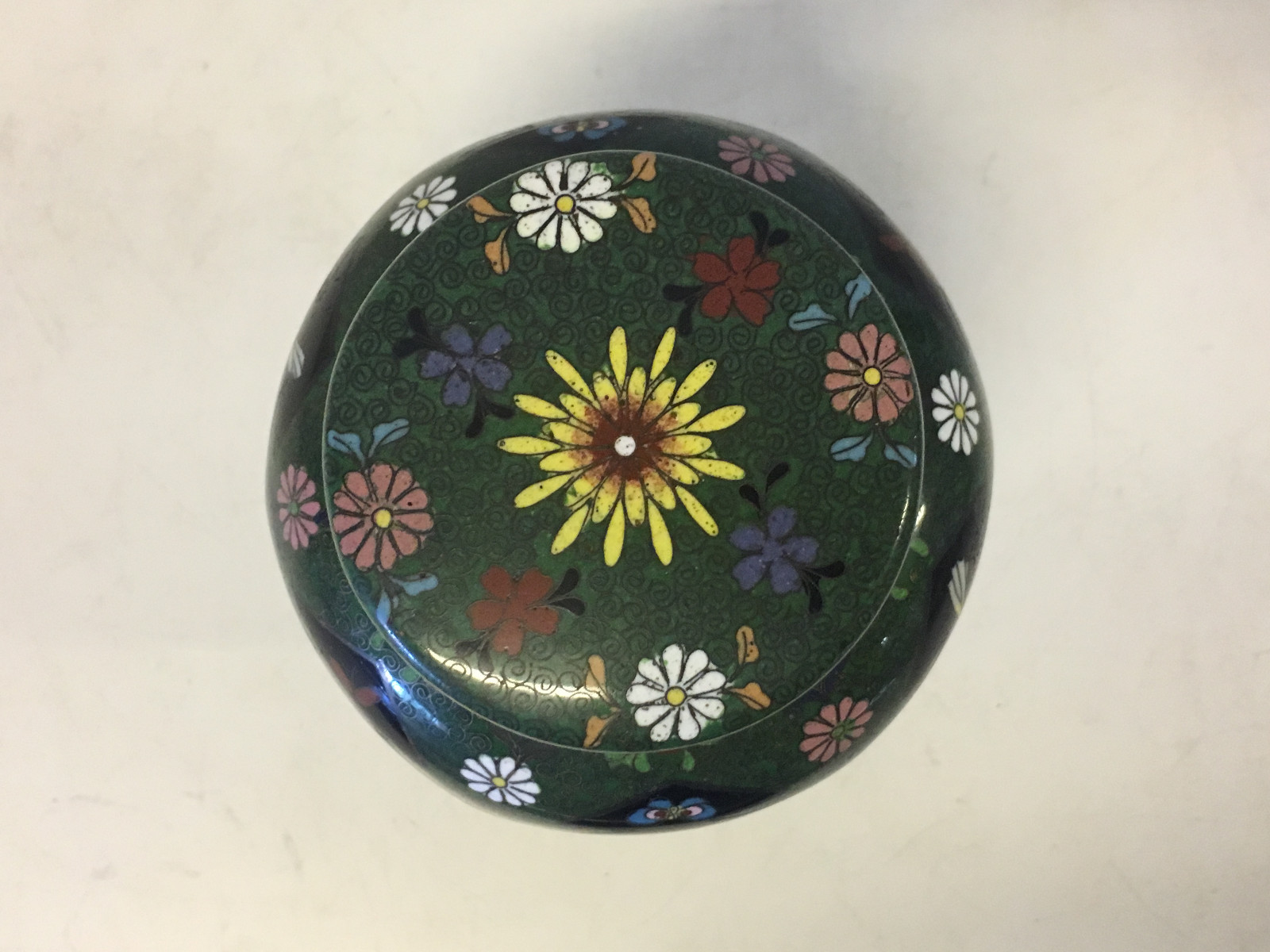 【黒い夜に咲きつづける野の花】七宝 花蝶文 蓋物 - 画像 (2)