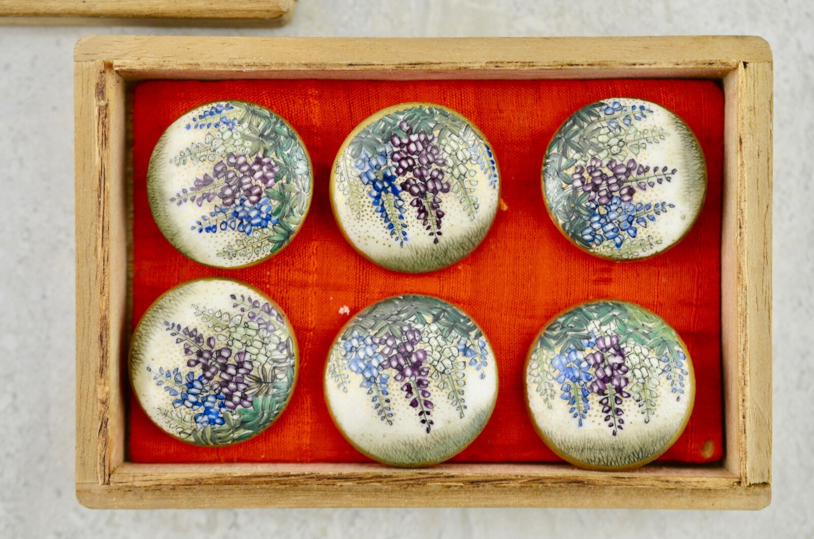 【指先ほどの藤棚が六つ】薩摩焼 錦光山 色絵金彩 藤花文 薩摩ボタン 六個組 箱付 - 画像 (3)