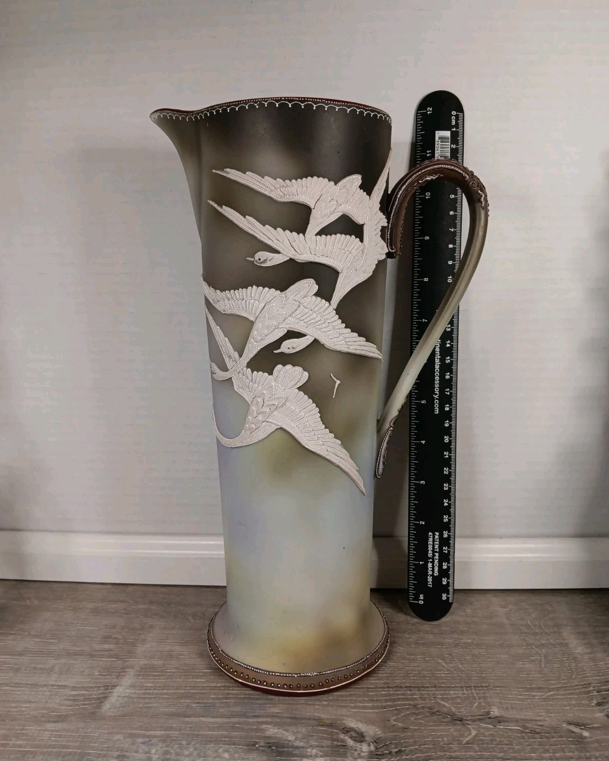 【白い雁が器の面を横切る】オールドノリタケ 盛上 雁文 把手付花瓶 - 画像 (2)