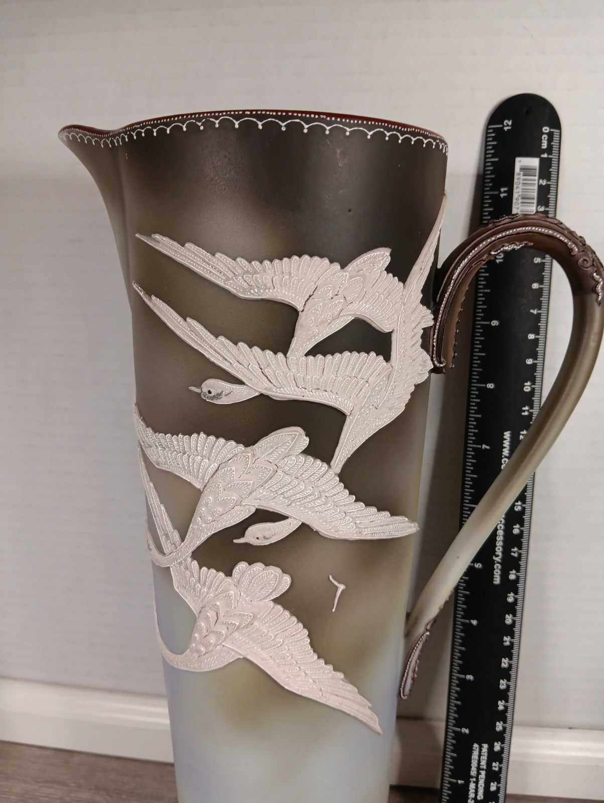【白い雁が器の面を横切る】オールドノリタケ 盛上 雁文 把手付花瓶 - 画像 (3)