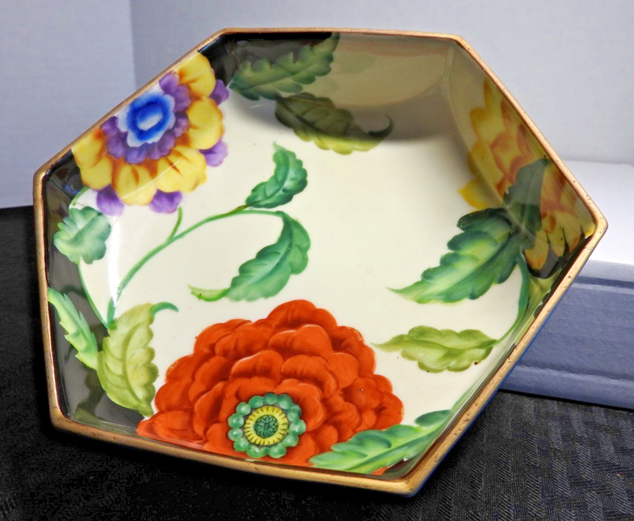 【六角の内に咲く大輪の花】オールドノリタケ アールデコ 花文 六角 飾鉢 金彩 - 画像 (2)