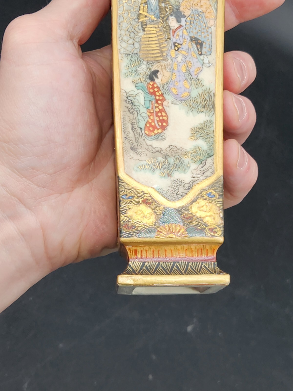 【四つの面に村の一日が続く】薩摩焼 細密画 人物文 山水文 四方 花瓶 金彩 - 画像 (2)