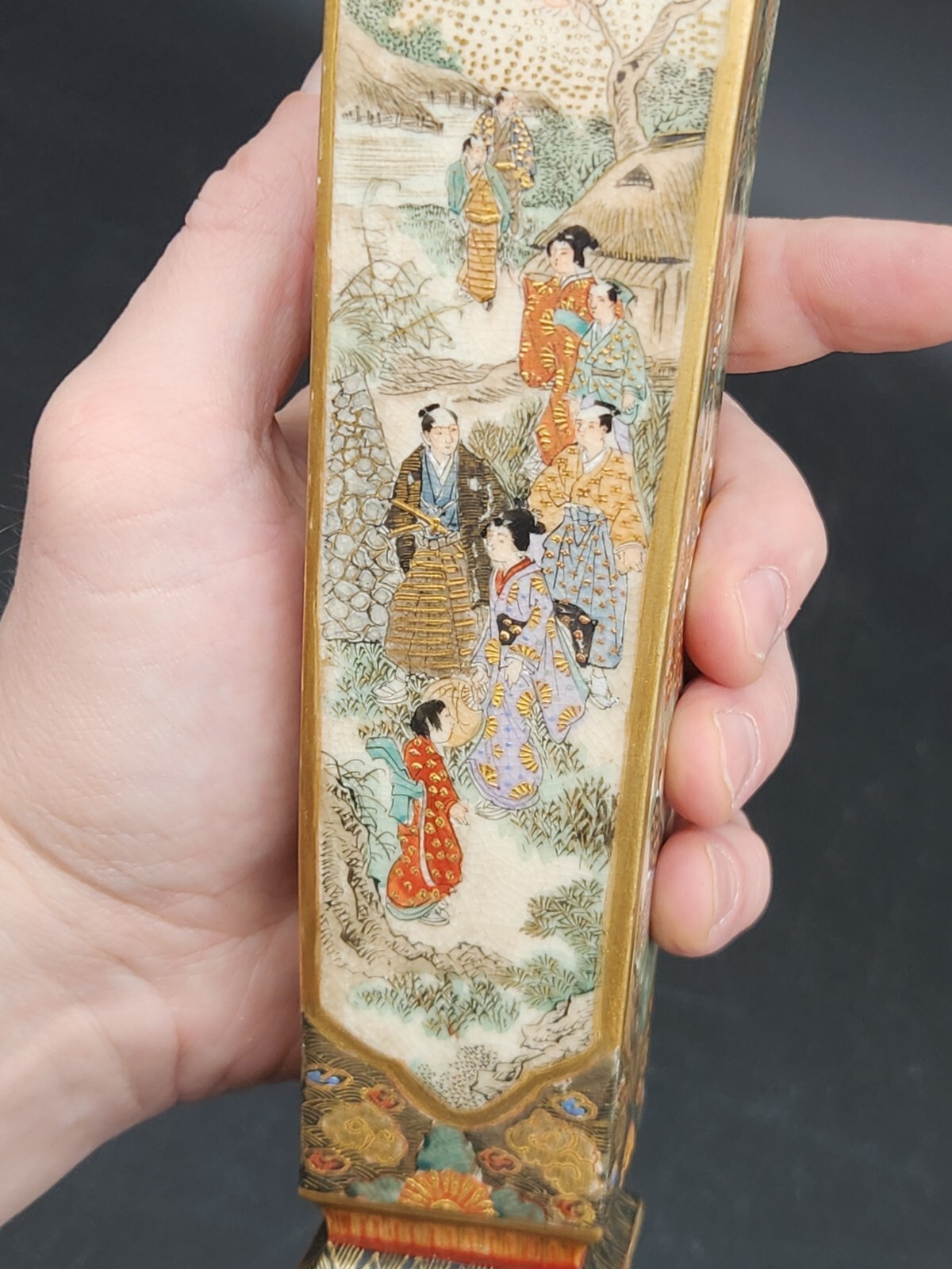 【四つの面に村の一日が続く】薩摩焼 細密画 人物文 山水文 四方 花瓶 金彩 - 画像 (3)
