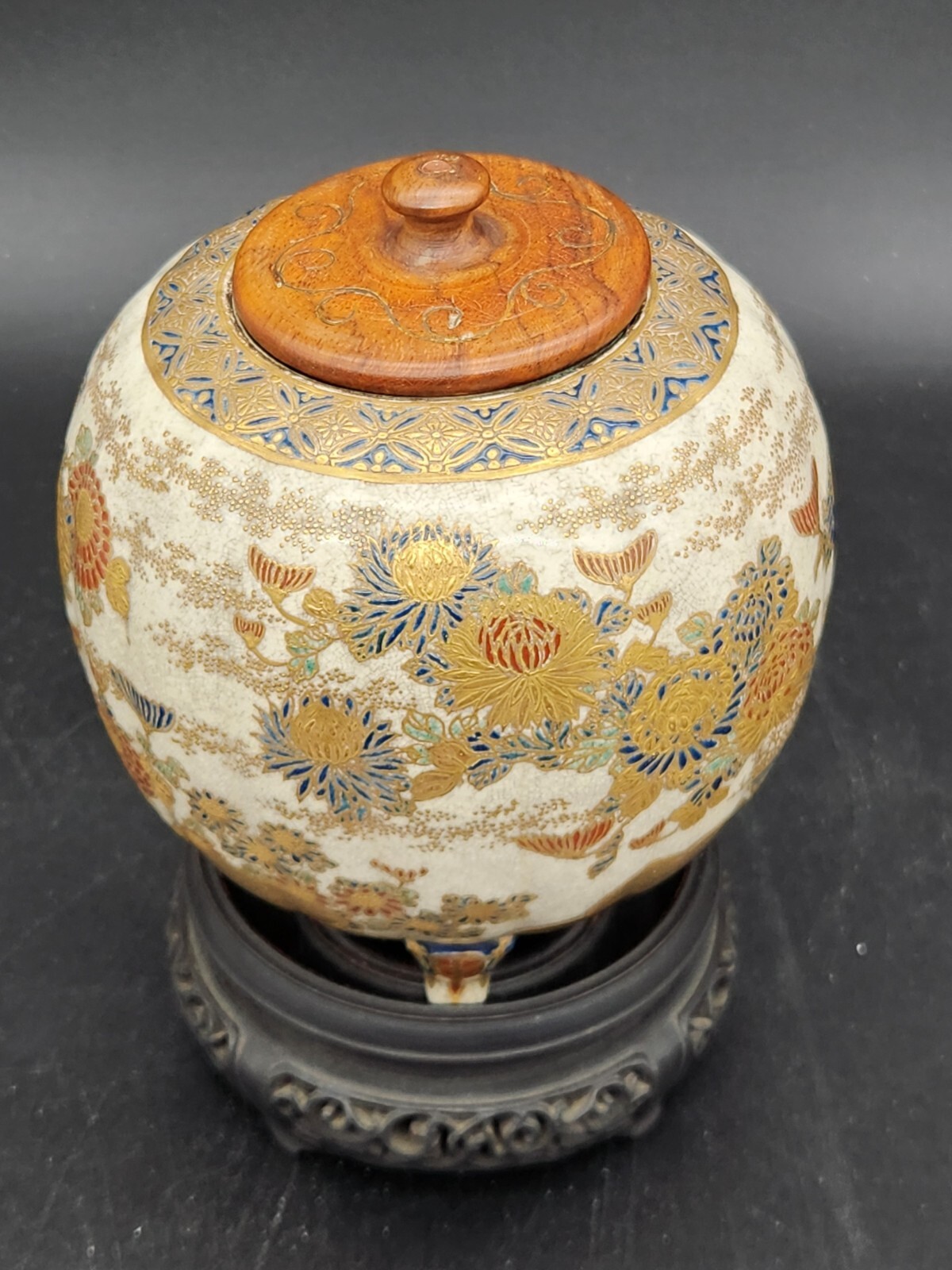 【白い肌に金の菊が散る】薩摩焼 金彩 菊花文 香炉 木蓋付 - 画像 (2)