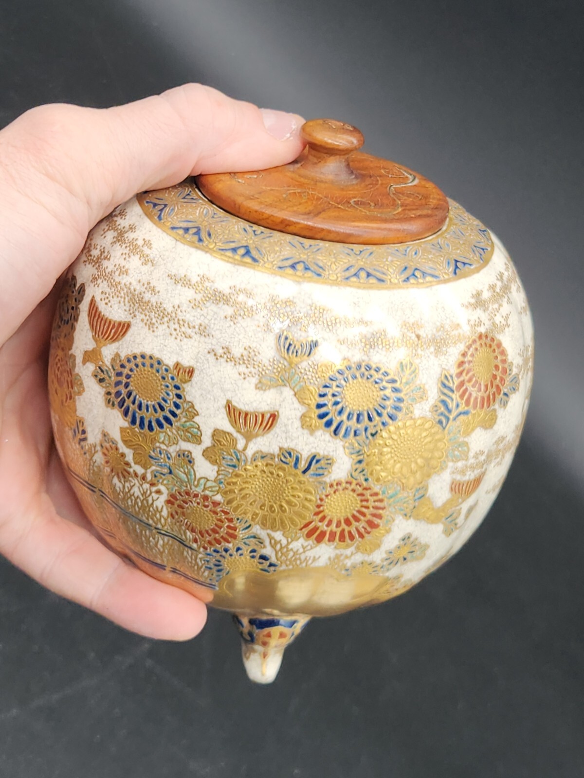 【白い肌に金の菊が散る】薩摩焼 金彩 菊花文 香炉 木蓋付 - 画像 (3)