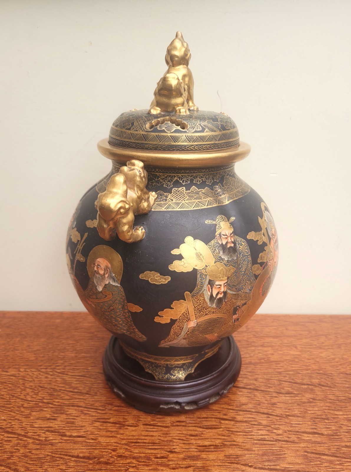 【黒地に羅漢が浮かびあがる】薩摩焼 黒地金彩 羅漢文 香炉 獅子鈕 - 画像 (3)
