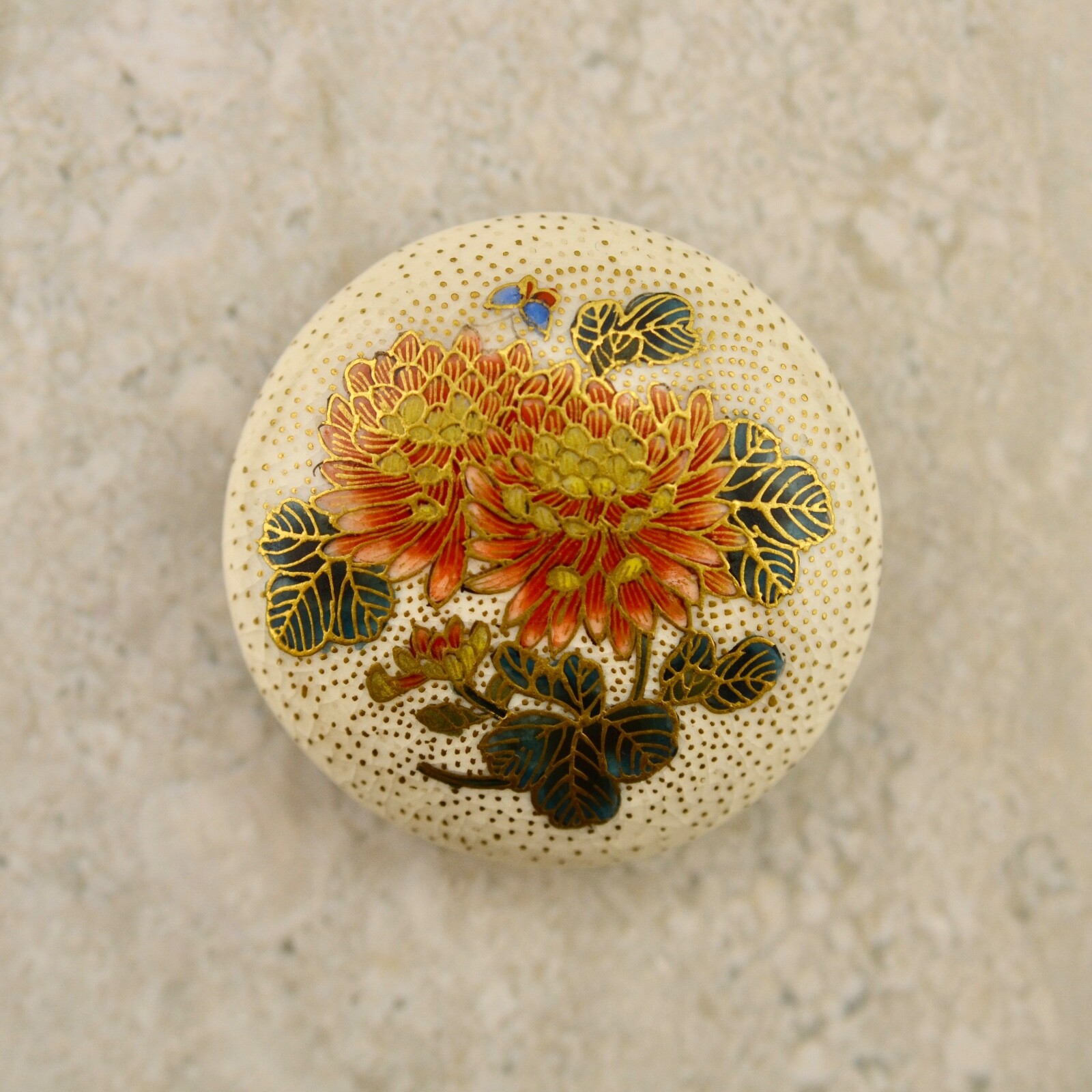 【掌に咲く菊と一羽の蝶】薩摩焼 清光山 色絵金彩 菊花文 ボタン - 画像 (2)