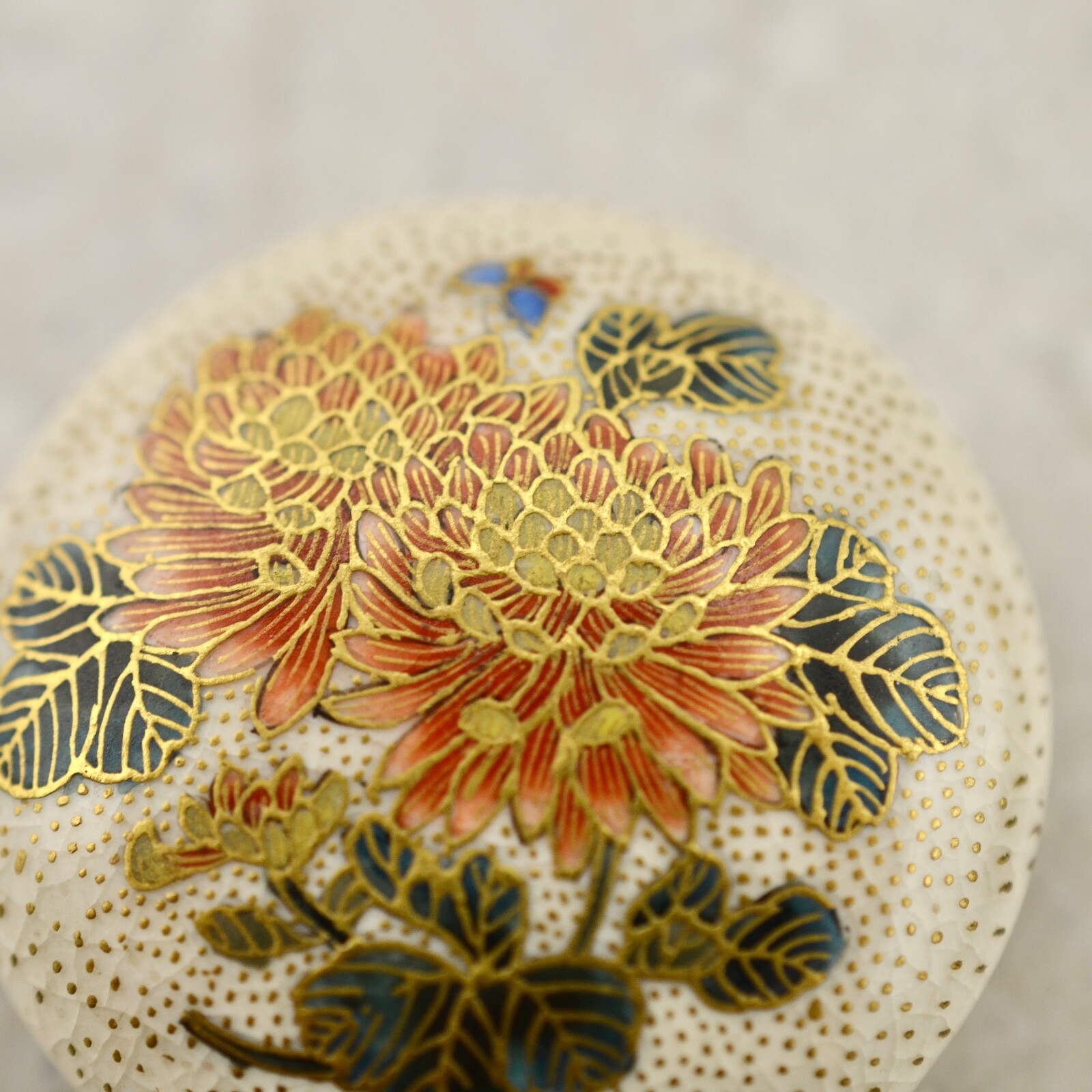 【掌に咲く菊と一羽の蝶】薩摩焼 清光山 色絵金彩 菊花文 ボタン - 画像 (3)