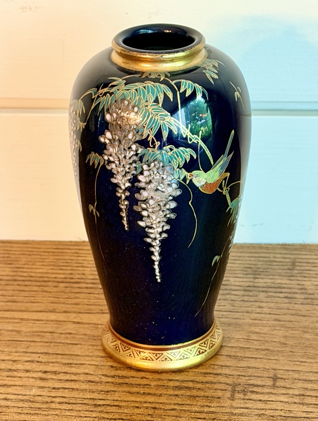 【闇に垂れる白藤と一羽】薩摩焼 神山 盛上 藤花文 花瓶 金彩 - 画像 (2)