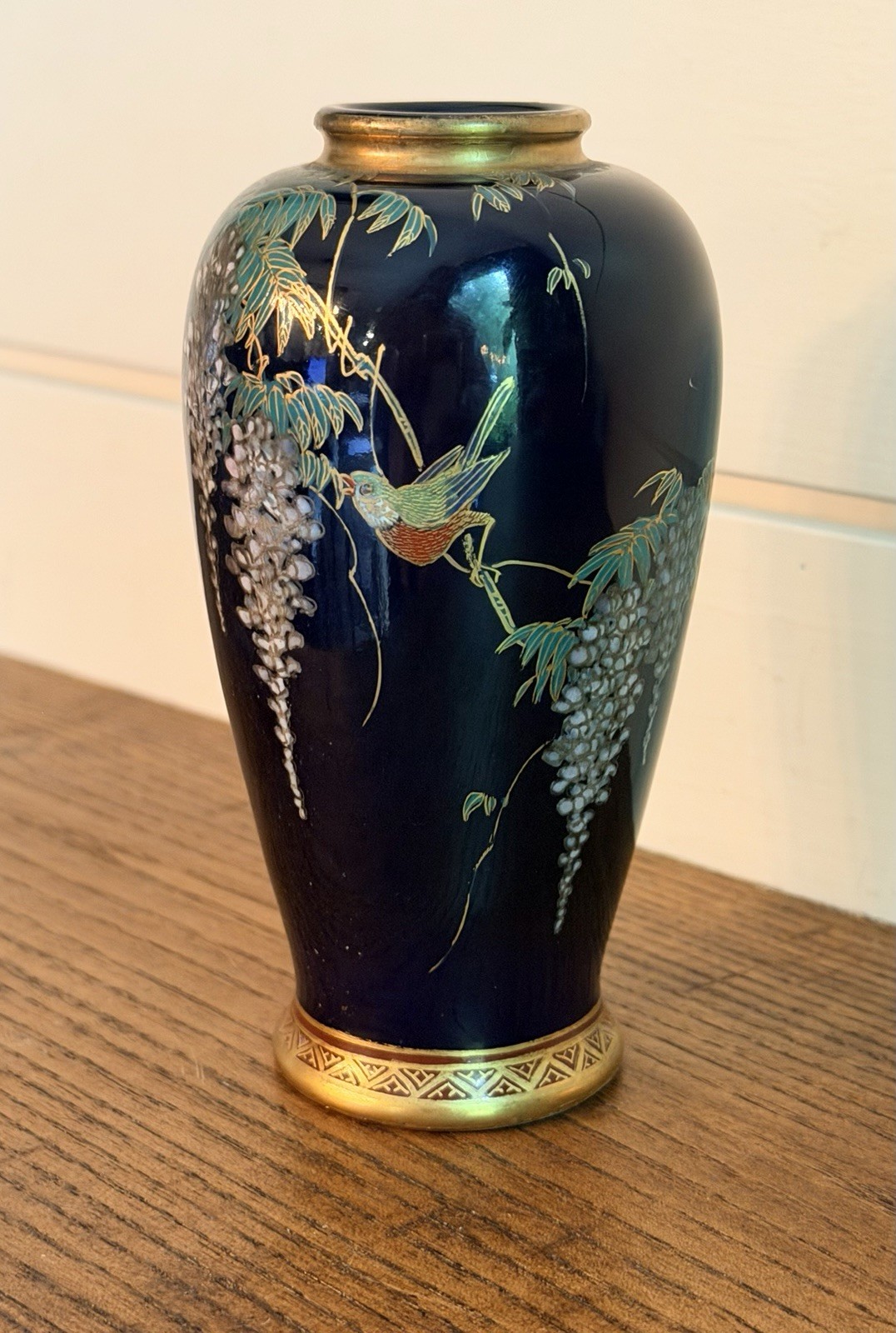 【闇に垂れる白藤と一羽】薩摩焼 神山 盛上 藤花文 花瓶 金彩 - 画像 (3)