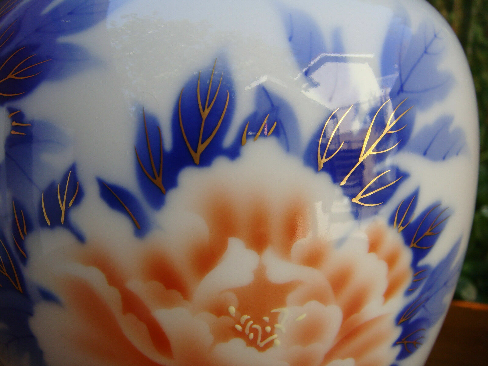 【藍と朱で咲く牡丹】深川製磁 染付 牡丹文 花瓶 金彩 - 画像 (3)