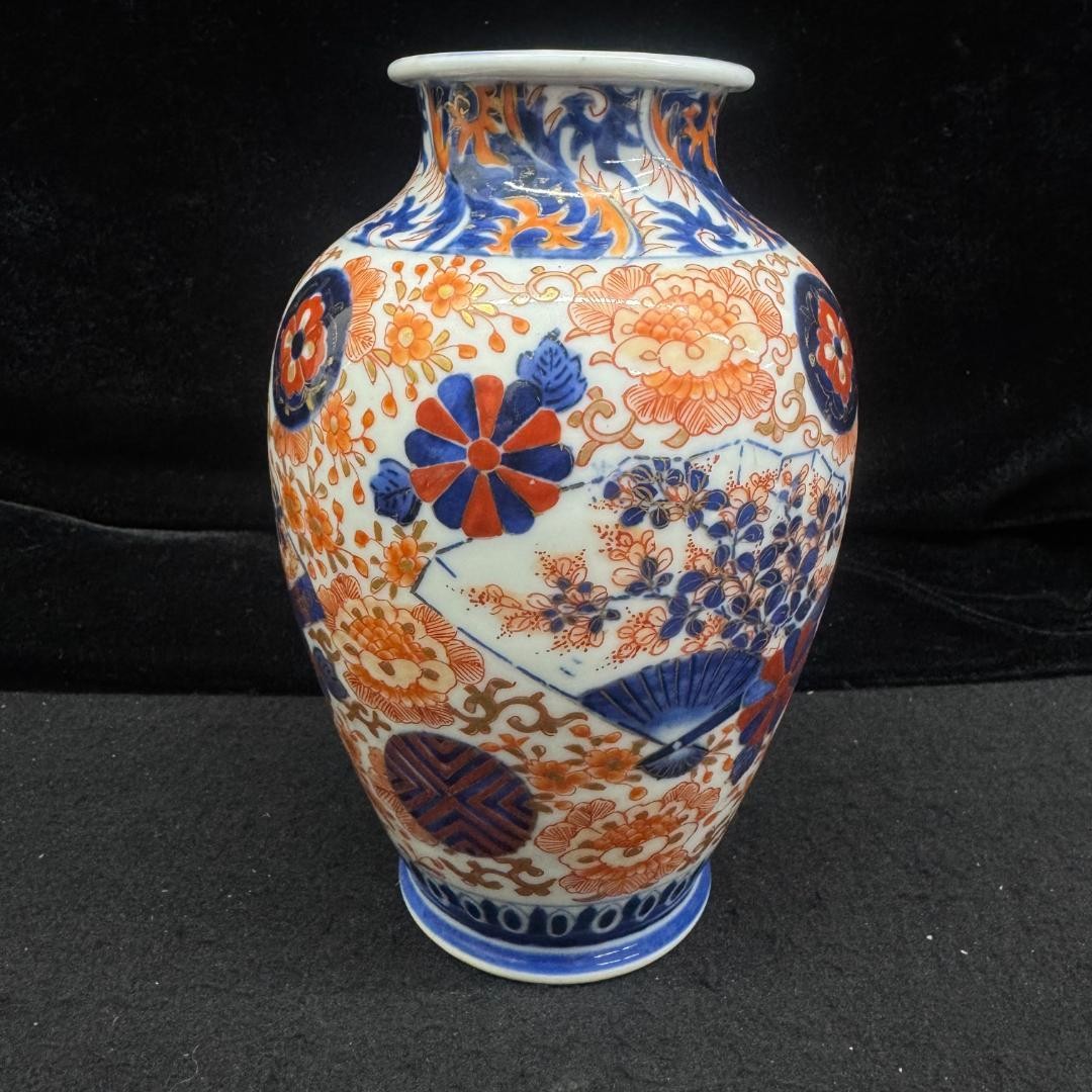 【扇がひらいて花が溢れる】伊万里 金襴手 扇面花文 花瓶 染錦 - 画像 (2)