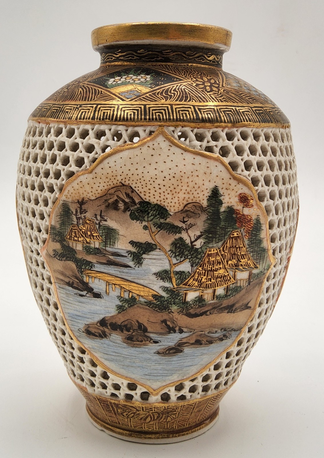【透かしの網が絵を囲う】薩摩焼 透かし彫り 色絵金彩 人物山水文 花瓶 二重 - 画像 (3)