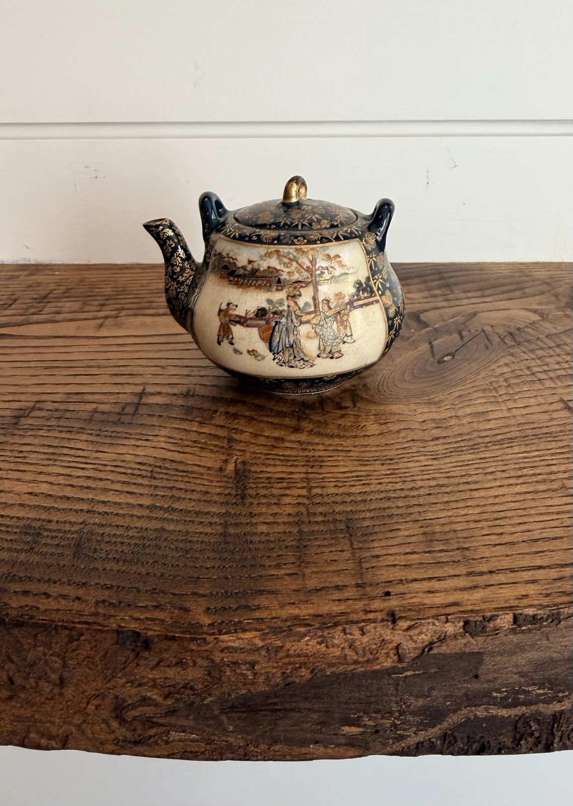 【掌の中の陣立て】薩摩焼 色絵金彩 武者文 小急須 瑠璃地 - 画像 (2)