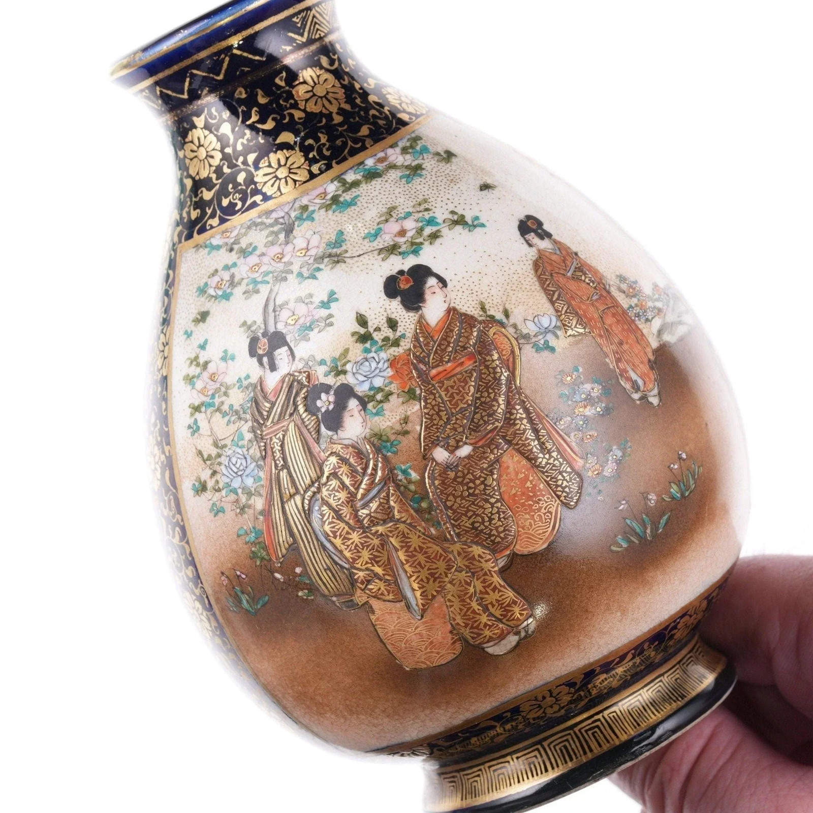 【花の庭を歩む三人】薩摩焼 色絵金彩 美人花見文 花瓶 瑠璃地 - 画像 (2)