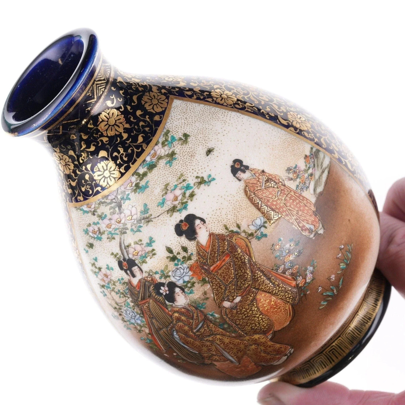 【花の庭を歩む三人】薩摩焼 色絵金彩 美人花見文 花瓶 瑠璃地 - 画像 (3)