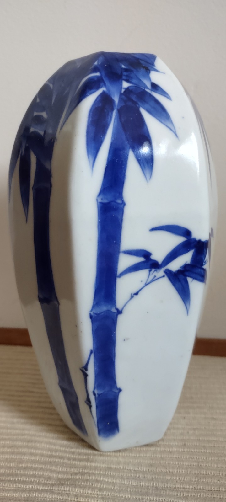 【竹が四面を立ちのぼる】有田焼 染付 竹文 面取花瓶 - 画像 (2)