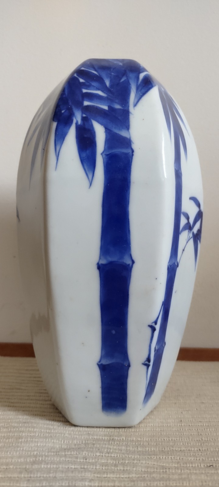 【竹が四面を立ちのぼる】有田焼 染付 竹文 面取花瓶 - 画像 (3)