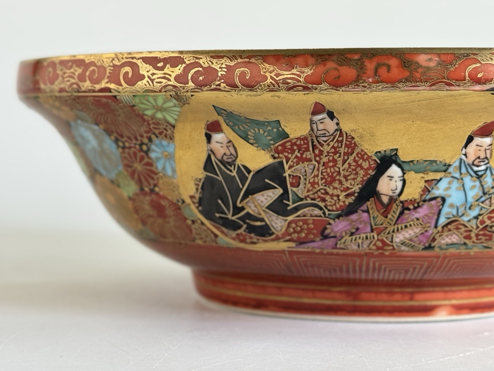 【金の地に歌合わせがひらく】薩摩焼 錦光山 細密色絵金彩 人物文 飾鉢 - 画像 (2)