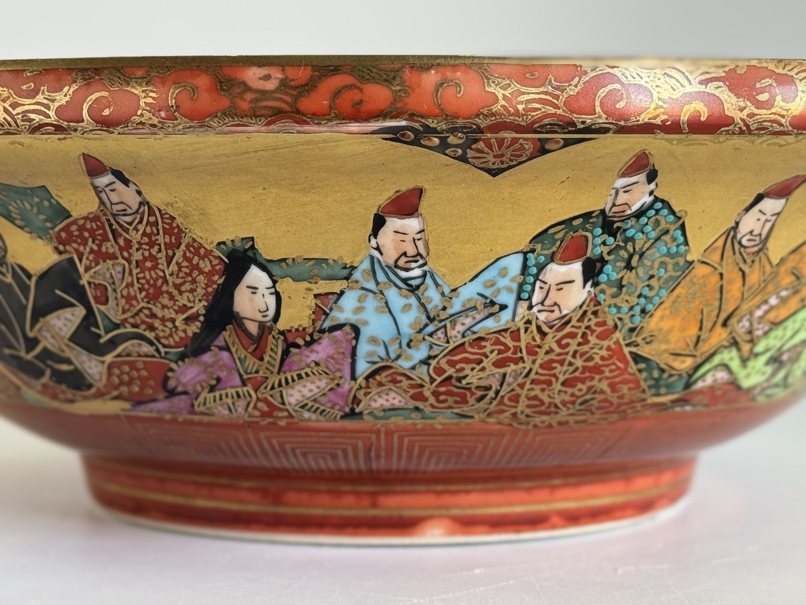 【金の地に歌合わせがひらく】薩摩焼 錦光山 細密色絵金彩 人物文 飾鉢 - 画像 (3)