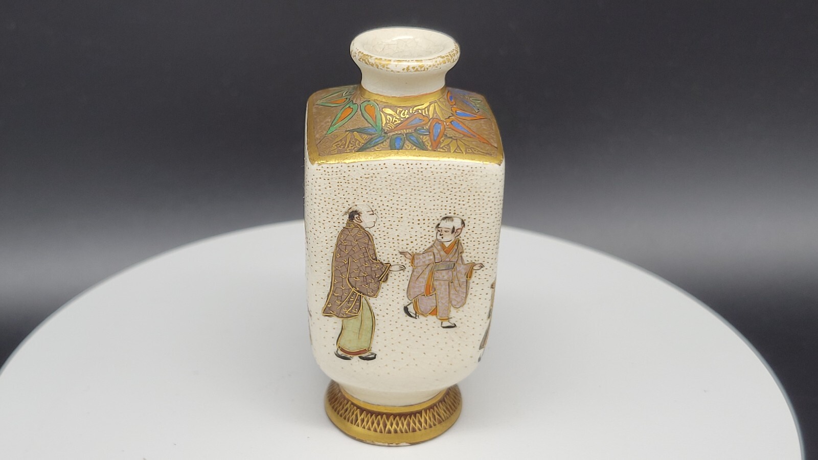 【指先ほどの器に町の声がある】薩摩焼 錦光山 色絵金彩 人物文 小花瓶 - 画像 (2)