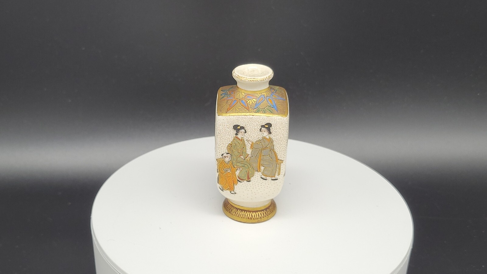 【指先ほどの器に町の声がある】薩摩焼 錦光山 色絵金彩 人物文 小花瓶 - 画像 (3)