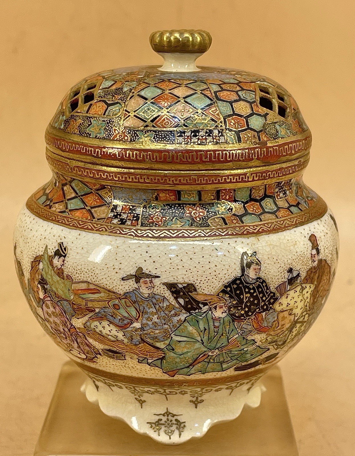 【掌にひろがる絵巻の行列】薩摩焼 備山 細密色絵金彩 人物文 三足香炉 - 画像 (2)
