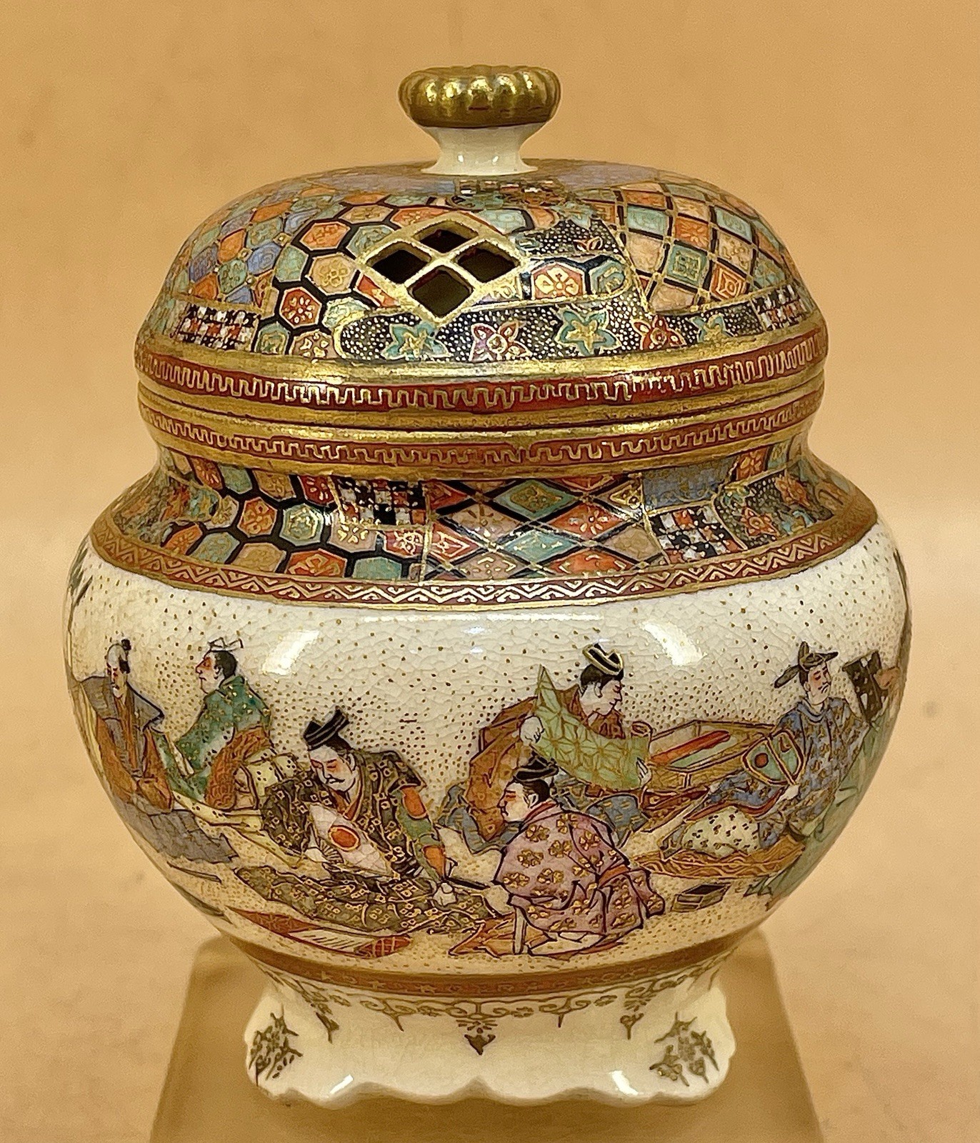 【掌にひろがる絵巻の行列】薩摩焼 備山 細密色絵金彩 人物文 三足香炉 - 画像 (3)